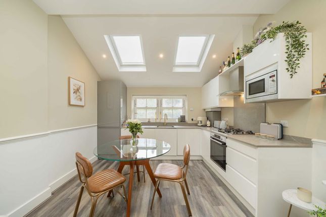 Flat 2, 141, Ferme Park Road, London photo 3