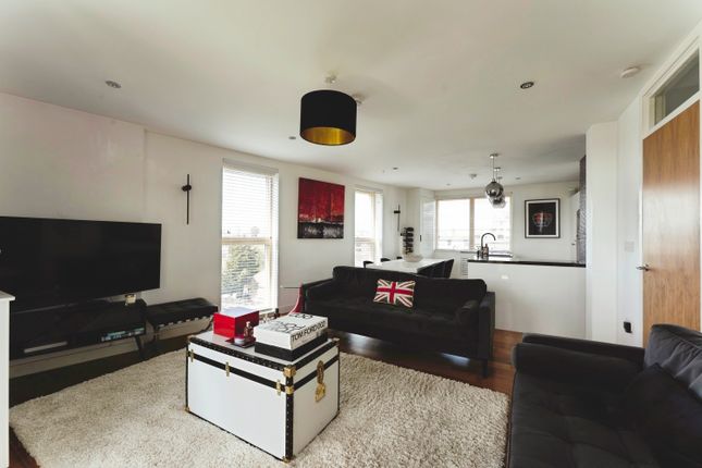 Flat 7,3, Queens Road West, London photo 4