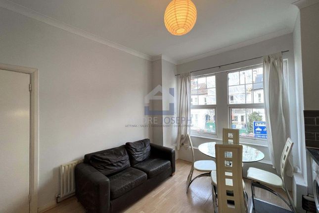 Flat 4, 94-96, Tooting Bec Road, London photo 3