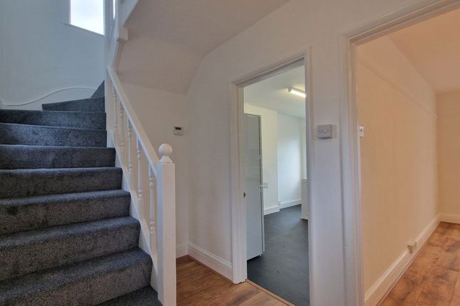 25, Vivian Gardens, Watford photo 3