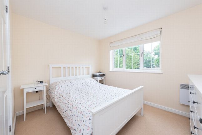 Flat to rent in Woodside Court, Farnborough