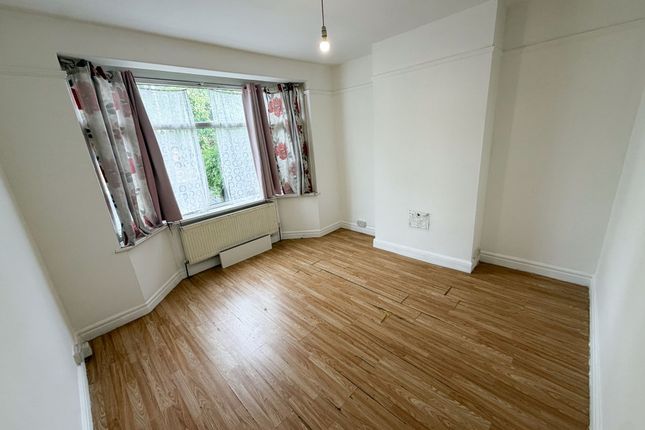 17 Springfield Drive, Ilford photo 2