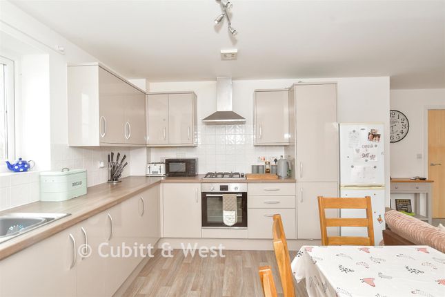 58, Priors Orchard, Southbourne photo 3