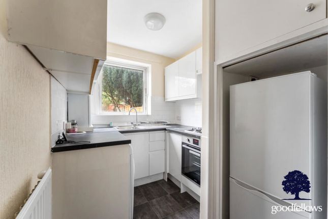 Flat 28 Hill View, South Lodge Avenue, Mitcham photo 3