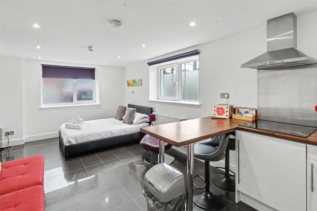 Studio 1, Westbeach Apartments,, Beach Road, Devon photo 3