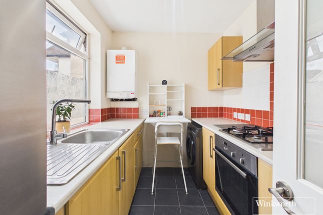 17a, Oak Tree Dell, London photo 3