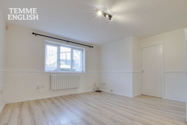 35 Chestnut Road, Basildon photo 2