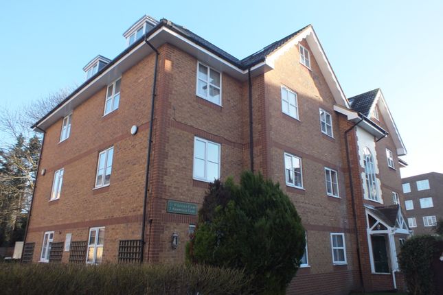 Flat to rent in Lincoln Court, Aborfield Close, Slough