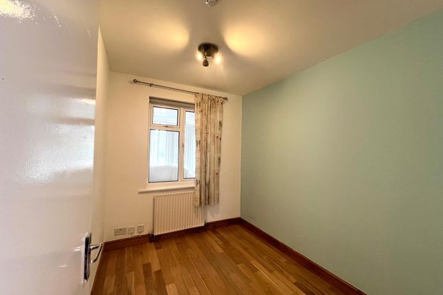 15, Coppice Drive, Wraysbury, Staines photo 4