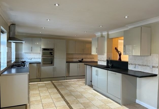 43, Luton photo 2
