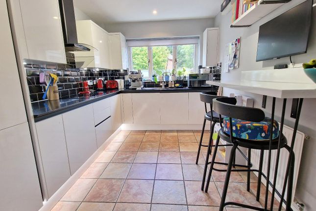 4, May Tree Close, Bicester photo 2
