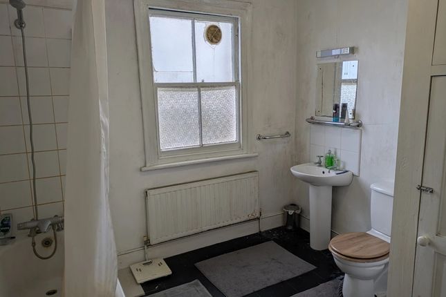 First And Second Floor Flat A 18, Woodland Rise, Greater London photo 5