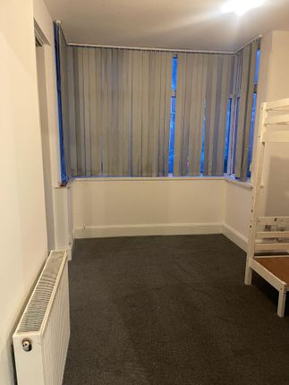 Flat to rent in Winchester Road, London