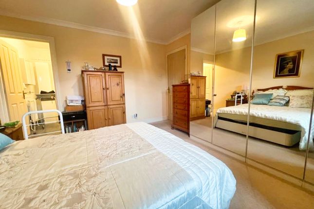 Flat for sale in The Headlands, Kettering