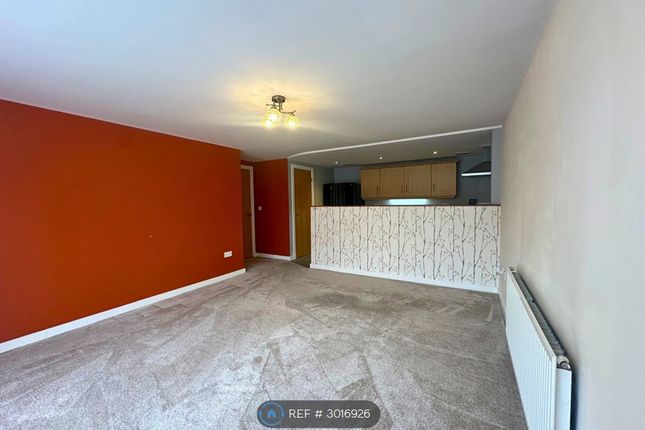Flat, Woodside Court Broadgate Lane, Leeds photo 4