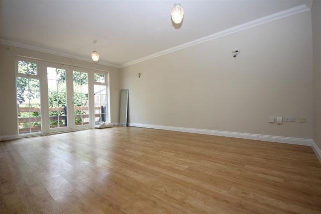 16, Beverley Gardens, Bursledon photo 4