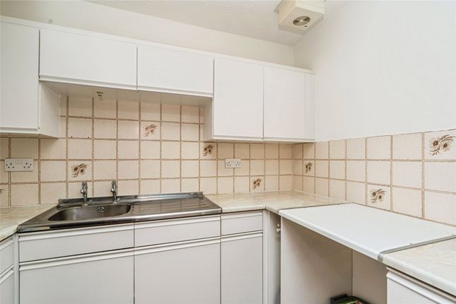 14, Cedar Court (Addlestone), Addlestone photo 3