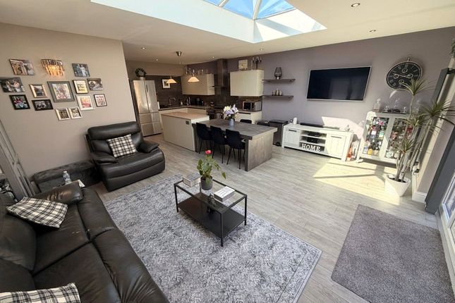12, Horridge Fold Avenue, Greater Manchester photo 3