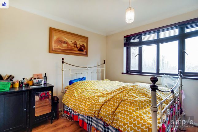 Flat for sale in Gade Close, Hayes