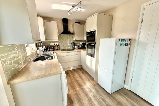 Exeter Close, Daventry photo 2
