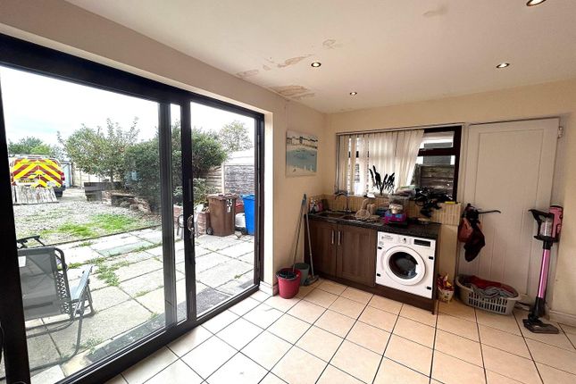 25, Laxey Crescent, Leigh photo 4