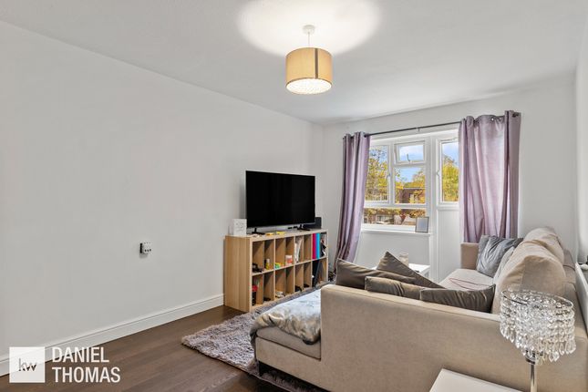 30, Badburgham Court, Waltham Abbey photo 2