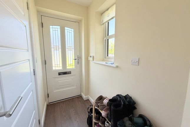 38, Rowan Crescent, Hyde photo 2