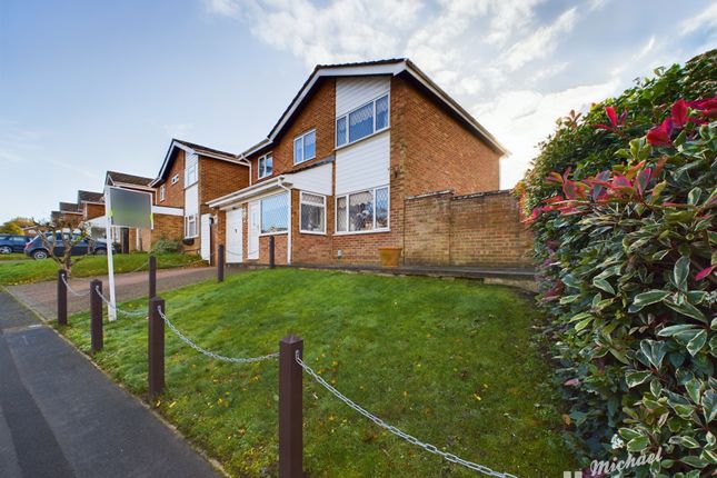 Detached house for sale in Carnation Close, Leighton Buzzard, Bedfordshire