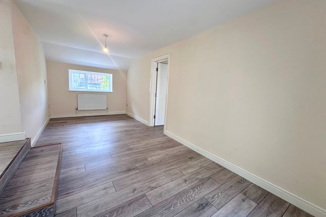 Flat 3, Blue Pearl, Maesteg photo 4
