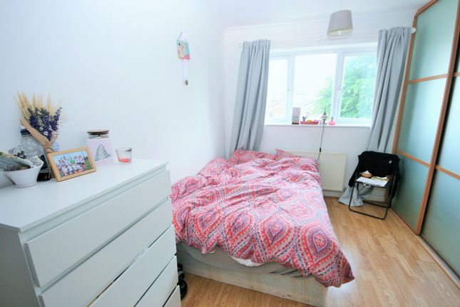 5 Pemberton Court, 39 Portelet Road, London photo 4
