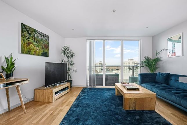 1-bed flat on 520, The Heart, Walton-On-Thames, £290,000