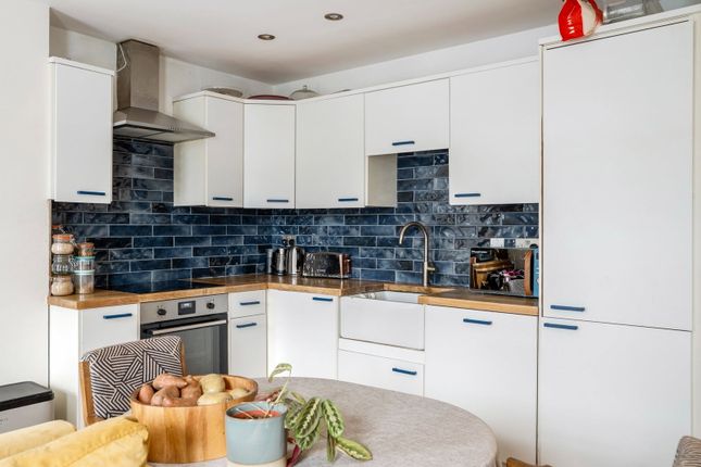 67,Flat A, Stowe Road, London photo 3