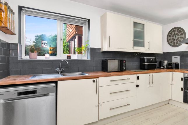 3 The Beeches, Aldershot photo 3