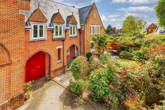 Mews house for sale in Holloway Drive, Virginia Water