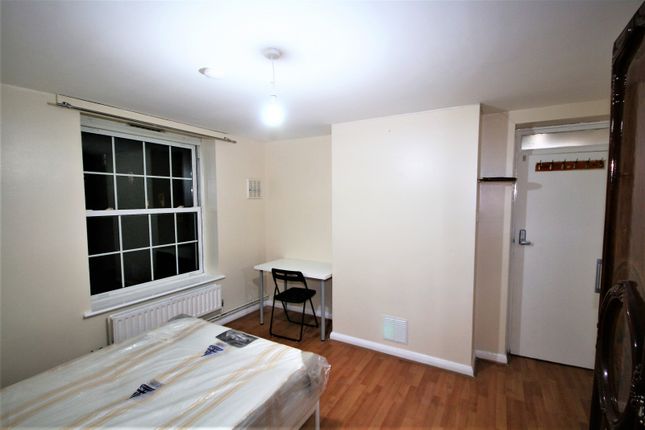 5 Hollybush House, Hollybush Gardens, London photo 4