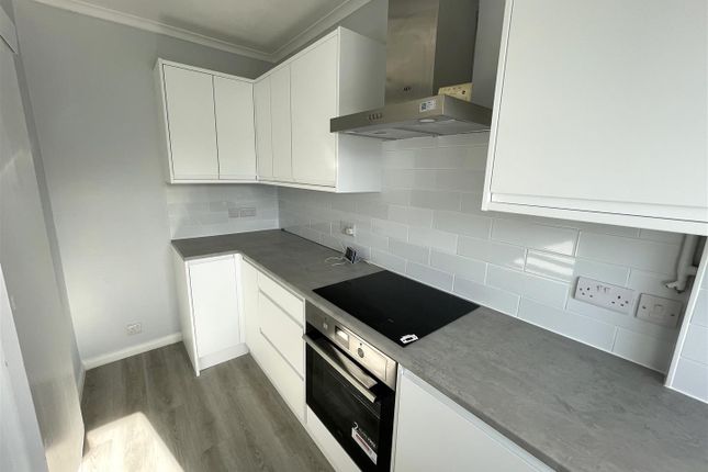 14, York Gardens, West Sussex photo 4