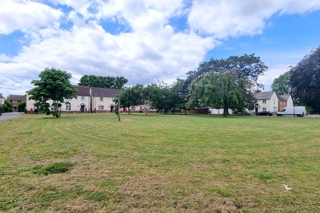 38, Trist Way, Crawley photo 2