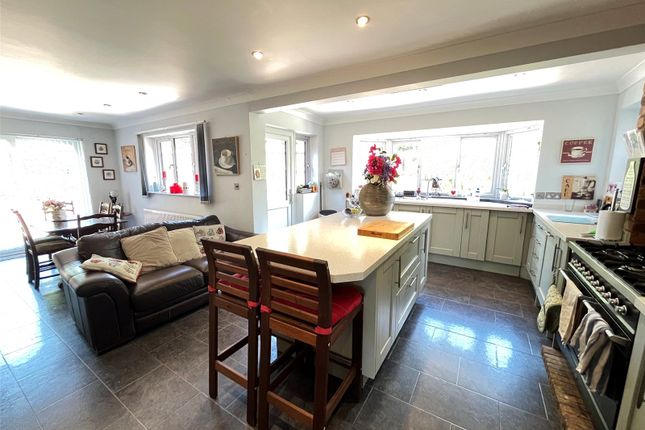 3, Yew Tree Grove, Northamptonshire photo 4