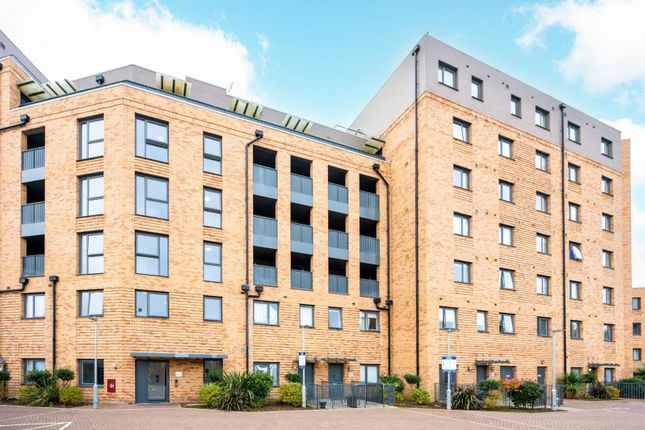 1-bed flat on 103, Chestnut Grove, £299,000
