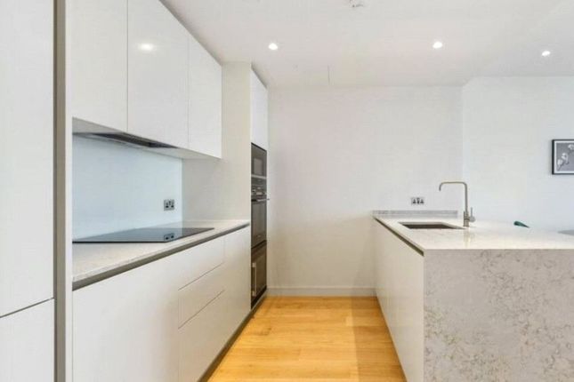 Flat to rent in Hampton Tower, 75 Marsh Wall, London