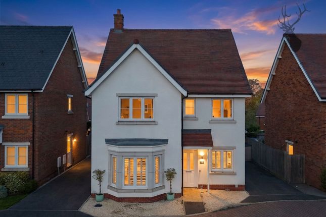 18 Hodgson Way, Harlow photo 2