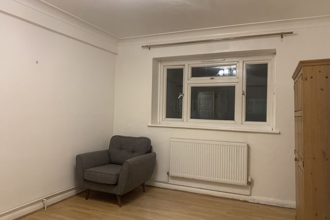 Flat to rent in London Road, Mitcham
