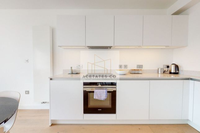 Flat to rent in Highgate Hill, Archway, London