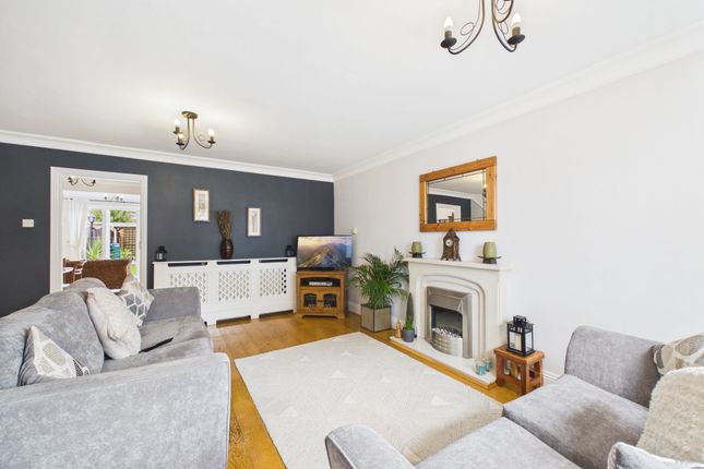 36 Stenning Avenue, Stanford-Le-Hope photo 2