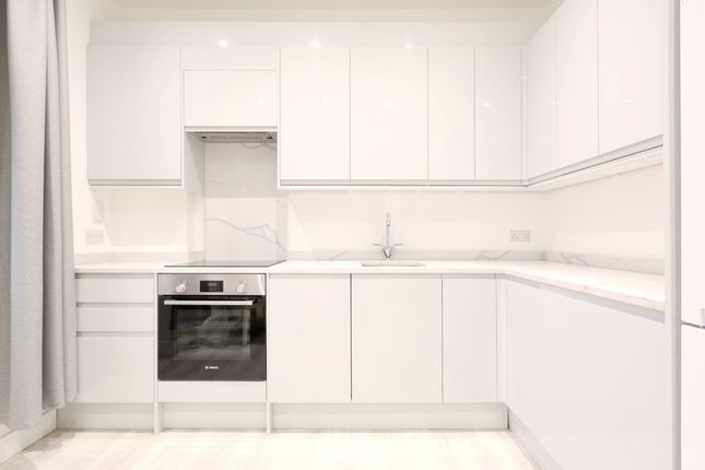 Thumbnail Flat to rent in Rochester Road, London