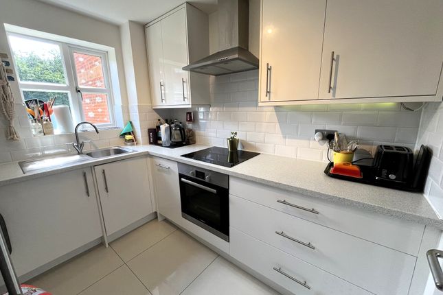 348, Redford Close, Feltham photo 3