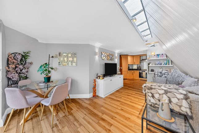 Flat 6, The Gatehouse, Hogarth Lane, London photo 4