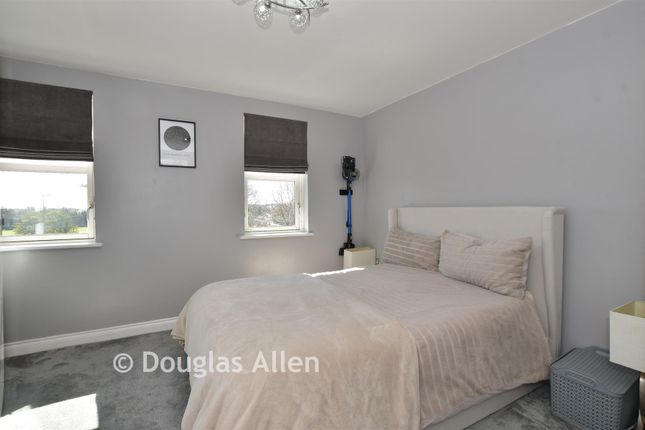 9, Churchill Avenue, Basildon photo 2