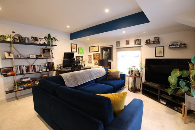 Thumbnail Flat for sale in High Street, Leatherhead