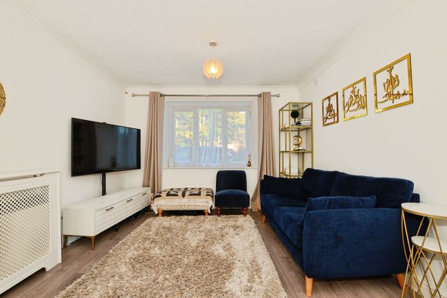 Flat 35, Granville Place, Elm Park Road, Pinner photo 2